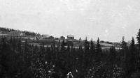 Djupdalsby 1897. Många av husen som syns på denna bild är rivna och nya har byggts upp dock inte på samma plats utan har flyttats. Detta är det första kända fotot som är taget över byn. (fotograf: okänd)
