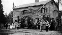 Caféet under byggnation sommaren 1948. Bilden visar midsommarfesten hos Greta och Agaton. Greta och Agaton gifte sig 1948. (fotograf: okänd) 